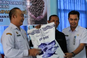 Sekda Ketapang Serahkan Bantuan Pakan Ikan di Tengah Arus Inflasi