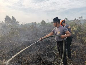 2 Hektar Lahan Terbakar, Gerak Cepat Personil Polres Mempawah Lakukan Pemadaman