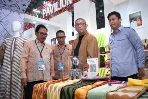 Best Booth INACRAFT 2023, Sutarmidji Menilai Produk Kerajinan Kalbar Diminati