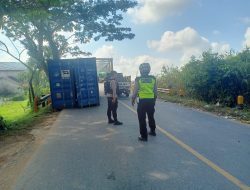 Supir Ceroboh, Kontainer Kosong Lepas dari Truk Pengangkutnya