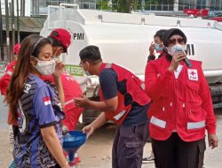 Pramuka dan PMI Distribusikan Air Bersih dan Masker