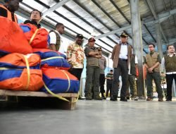 Kepala BNPB dan Menko PMK Serahkan Bantuan Kepada Warga Terdampak Bencana Kekeringan dan Cuaca Ekstrem