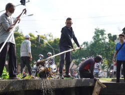 Edi Kamtono Berbaur dengan Warga Bersihkan Parit