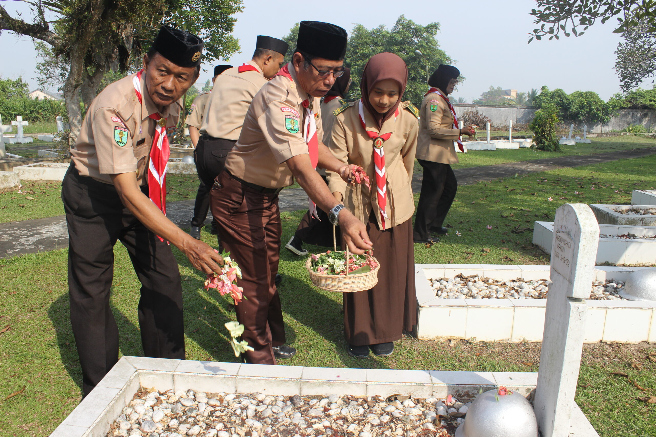 Kwarda Kalbar Ziarah Dan Tabur Bunga Di Taman Makan Pahlawan Fakta Kalbar