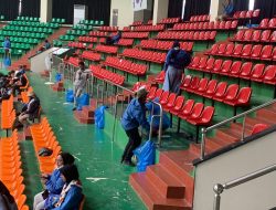 Pramuka Indonesia Bersihkan Stadion Usai Acara