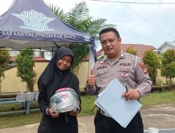 Sat Lantas Polresta Pontianak Bagikan Helm Gratis ke Pemohon SIM 