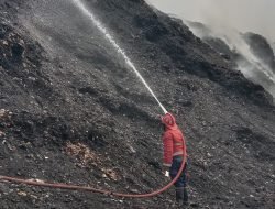 45 Armada Damkar Dikerahkan Kendalikan Kebakaran di TPA 