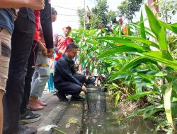 Bersama Warga Gang Margodadirejo, Edi Kamtono Mancing Ikan di Parit