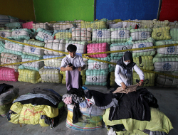 Lelong Modus Baru, Importir Nakal Buat Kemasan Seperti Pakaian Baru