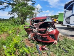 Minibus Adu Banteng dengan Truk Box, Pengemudi Minibus Hilang Nyawa