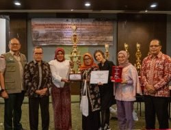Komunitas The Power of Mama dari Ketapang Terima Penghargaan Nasional Clean Air Championship Awards