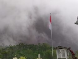 Giliran Gunung Merapi Semburkan Awan Panas Guguran
