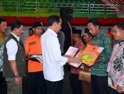 Presiden Serahkan Bantuan Stimulan Bagi Petani Gagal Panen Terdampak Banjir