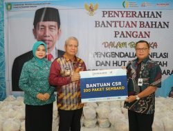 Jalankan Instruksi Presiden, Harisson Serahkan Bantuan Bahan Pangan