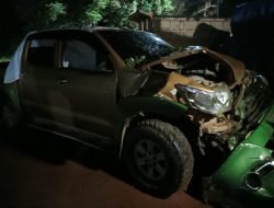 Toyota Hilux Melaju Tak Terkendali, Tabrak Pohon, 7 Orang Cidera
