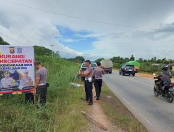 Rawan Kecelakaan Lalu Lintas, Polisi Pasang Baliho di Jalan Trans Kalimantan