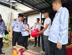 Sembari Serahkan Bantuan, Ani Sofian Terus Ingatkan Warga Waspada Kebakaran