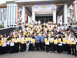 Bupati Dan Wakil Bupati Ketapang Serahkan SK PPPK Saat Apel Gabungan ASN 