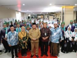 Pj Sekda M.Bari Lepas CJH Kloter 16 Kalbar ke Embarkasi Batam