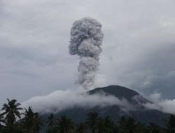 Gunung Ibu di Halmahera Barat kembali Erupsi, Muntahkan Awan Abu Vulkanik Setinggi 7 Kilometer