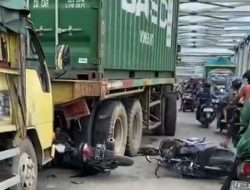 Gagal Nanjak,Truk Kontainer Melorot dan Libas 7 Sepeda Motor