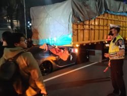 Sopir Mobil Sport Mewah Tewas usai Tabrak Truk Besi di Tol dalam Kota