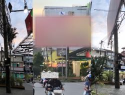 Papan Billboard Berkarat dan Miring di Persimpangan Jalan Diponegoro Pontianak Ancam Keselamatan Warga