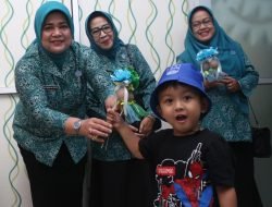 RSUD SSMA Bagikan Pokok Telok Untuk Anak yang Diimunisasi Polio