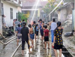 Cuaca Panas, Warga Jalan Pangeran Mas Kota Sanggau Semprotkan Air ke Atap Ruma