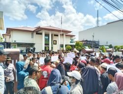 Persidangan Dibatasi, Ivan: Lebih Banyak Polisi Daripada Pengunjung Sidang