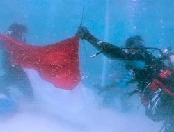 79 Penyelam Kibarkan Merah Putih Dibawah Laut Pulau Lemukutan Kalbar