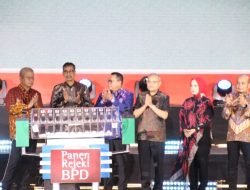 Harisson Serahkan Hadiah Utama Penarikan Undian Nasional Tabungan SIMPEDA