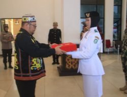 17 Agustus 2024,Tepat Pukul 06.00 WIB, Sekda M.Bari Serahkan Bendera Merah Putih kepada Paskibraka 