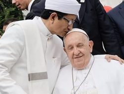 Paus Fransiskus dan Imam Besar Istiqlal Tunjukkan Momen Haru Toleransi Antaragama