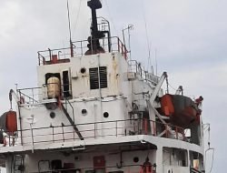 KM Niaga Bahari Kandas, Aktivitas Keluar Masuk Sungai Kapuas Lumpuh Total