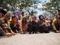 Pengunjung Pesona Kulminasi Matahari Antusias Dirikan Telur