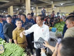 Ke Pasar Mawar, Jokowi Sebut Harga Pangan di Pontianak Baik