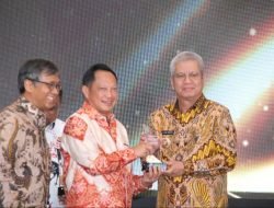 Harisson Dinobatkan sebagai Gubernur Terbaik Bidang Ekonomi Daerah Fiskal Tinggi