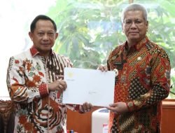 Harisson Terima SK Perpanjangan Pj Gubernur