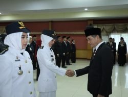 Ani Sofian Lantik Dua Camat Perempuan