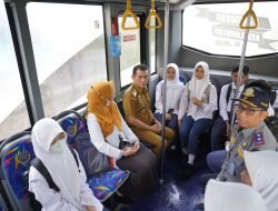 Ani Sofian Imbau Siswa Naik Bus Gratis ke Sekolah