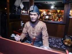 Ani Sofian Nahkodai Kapal Wisata di Karnaval Air