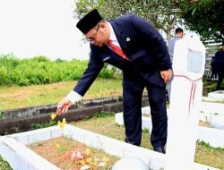 Ziarah Nasional HUT ke 79 TNI, Sekda M.Bari Tabur Bunga di TMP Dharma Patria Jaya