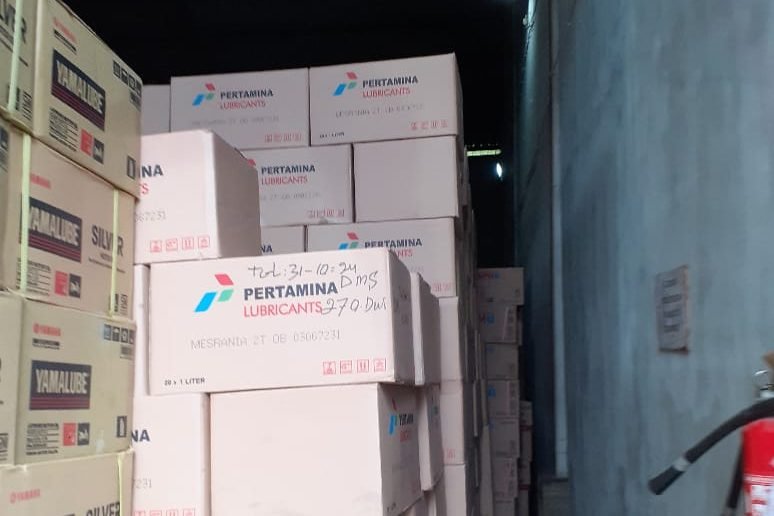Sebagian besar oli merk Mesran Pertamina yang diklaimnya dikeluarkan dari gudang adalah retur karena "salah kirim" masih menjadi pertanyaan besar. Foto: (Dok. Amb/Faktakalbar.id)
