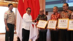 Menko PMK dan Kepala BNPB Serahkan Bantuan Hibah Rehabilitasi dan Rekonstruksi Untuk 68 Pemerintah Daerah Terdampak Bencana