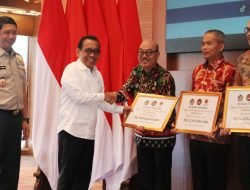 Menko PMK dan Kepala BNPB Serahkan Bantuan Hibah Rehabilitasi dan Rekonstruksi Untuk 68 Pemerintah Daerah Terdampak Bencana