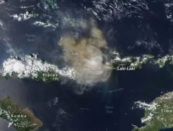 Kamera Satelit NASA Tunjukkan Abu Vulkanik Membubung dari Gunung Lewotobi Laki-laki