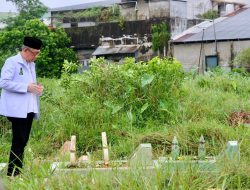 Sutarmidji Nyekar ke Makam Kedua Orang Tua