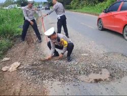 Usai Makan Korban, Lubang di Jalan Trans Kalimantan KM 36 Dilakukan Penanganan Darurat oleh Polres Kubu Raya