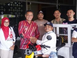 Edi Suryanto Serahkan Sepeda Listrik ke Pencukur Rambut Penyandang Disabilitas